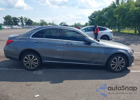2018 Mercedes-Benz C 300 4Matic z USA, uszkodzony, nr VIN 55SWF4KB4JU248039